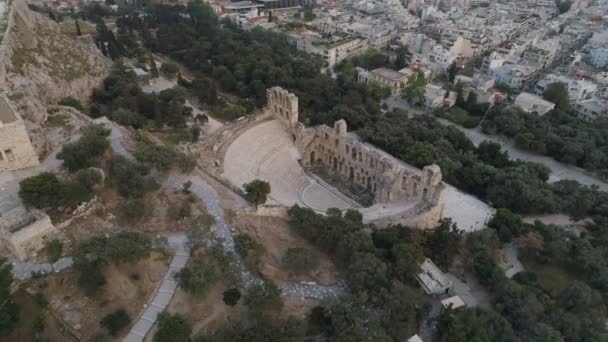 Vista aérea de Odeón de Herodes Atticus y Acrópolis de Atenas antigua ciudadela en Grecia — Vídeos de Stock