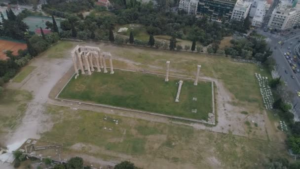 Εναέρια άποψη του ναού του Διός στην Ολυμπία στην Αθήνα και το σύγχρονο κομμάτι της πόλης — Αρχείο Βίντεο