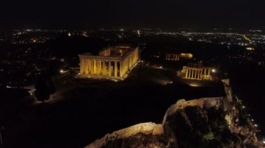 İkonik eski tepe ve gece, Atina tarihi merkezi Parthenon hava gece video