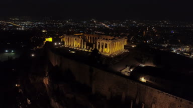 İkonik eski tepe ve gece, Atina tarihi merkezi Parthenon hava gece video