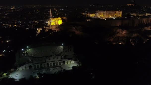 Vídeo nocturno aéreo de la icónica colina de la antigua Acrópolis y el Partenón por la noche, centro histórico de Atenas — Vídeo de stock