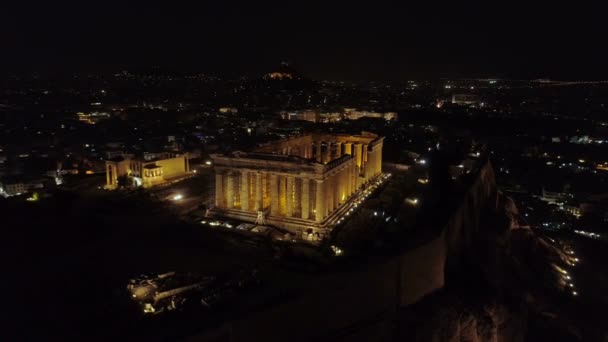 Video notturno aereo dell'iconica antica collina dell'Acropoli e del Partenone di notte, centro storico di Atene — Video Stock