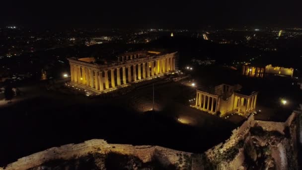 Video notturno aereo dell'iconica antica collina dell'Acropoli e del Partenone di notte, centro storico di Atene — Video Stock