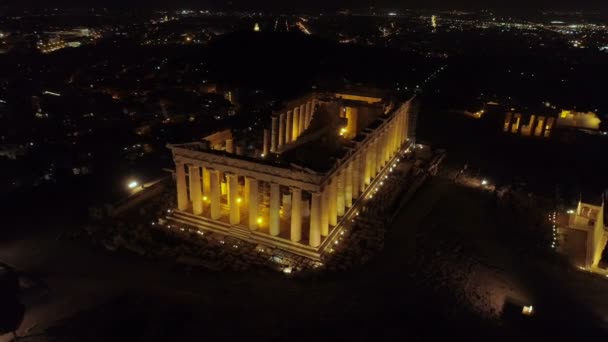 Luchtfoto nacht video van de iconische oude heuvel van de Akropolis en het Parthenon in de nacht, historische centrum van Athene — Stockvideo