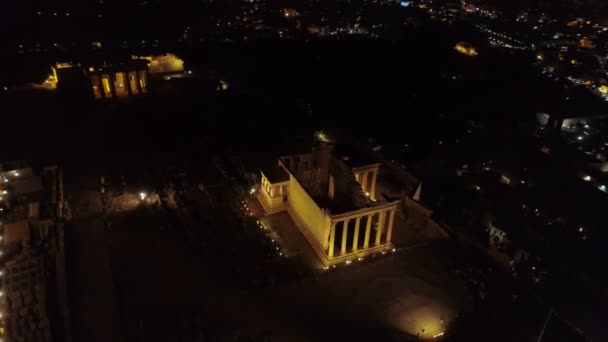 Vídeo nocturno aéreo de la icónica colina de la antigua Acrópolis y el Partenón por la noche, centro histórico de Atenas — Vídeos de Stock