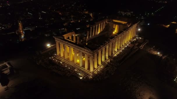 Légi éjszaka videó ikonikus ősi Akropolisz hill és a Parthenon éjjel, Athén történelmi központjától — Stock videók