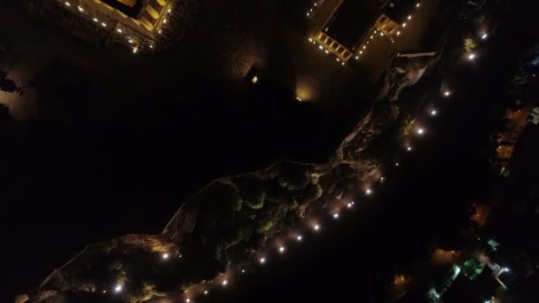 Vidéo aérienne de nuit de l'emblématique colline de l'Acropole et du Parthénon la nuit, centre historique d'Athènes — Video