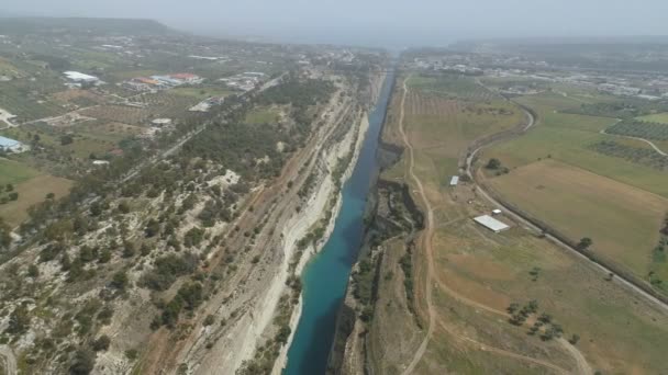Ünlü Corinth Canal, berzah, Peloponnese havadan görünümü. — Stok video
