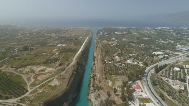 Вид с воздуха на знаменитый Коринфский канал на перешейке, Пелопоннес . — стоковое видео