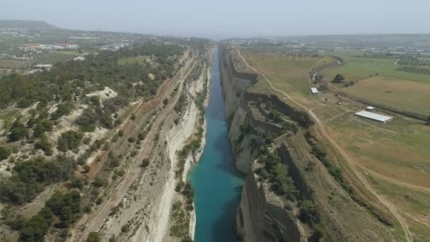 Flygfoto över berömda Corinth Canal av näset, Peloponnesos. — Stockvideo