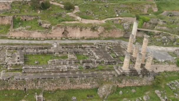 Vista aérea del sitio arqueológico de Delfos antiguo, sitio del templo de Apolo y del Oráculo, Grecia — Vídeo de stock