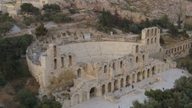 Herodes Atticus Odeon ve Atina Akropol eski Kalesi Yunanistan havadan görünümü