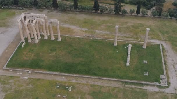 Widok na świątynię Zeusa w Olimpii w Atenach i nowoczesnej części miasta — Wideo stockowe