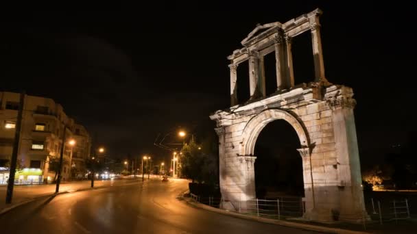 Noční Athény. Vpravo vidíme oblouk Hadrian, který vede k pilířům Zeuss archeologická lokalita. — Stock video
