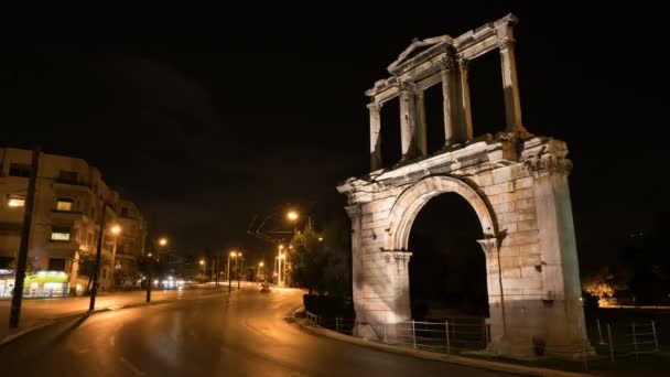 Notte Atene. Sulla destra vediamo l'Arco di Adriano che conduce ai pilastri del sito archeologico di Zeuss . — Video Stock