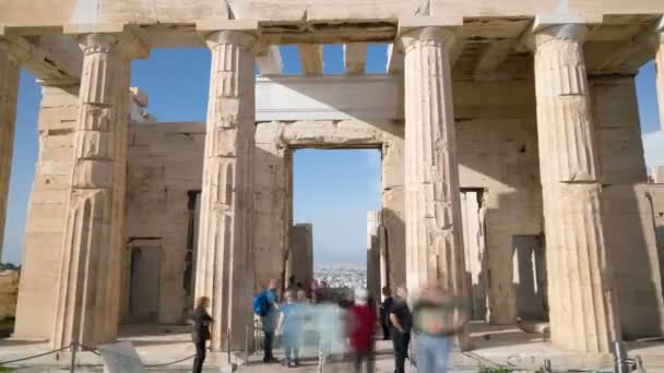 Tor der Propyläen auf der Athener Akropolis in Athen, Griechenland — Stockvideo