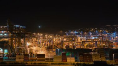 Atina, Yunanistan - 15 Kasım 2017: Sıra yük konteynırları, Atina Perama harbor, işleme makinaları.