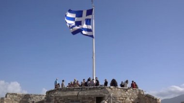 Atina, Yunanistan - 15 Kasım 2017: turist ve Atina akropolü devasa Yunan bayrağı.