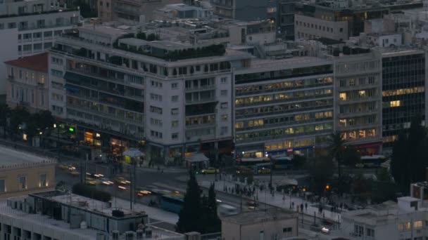 Athènes, Grèce - 15 novembre 2017 : circulation de jour comme de nuit sur la place Syntagma — Video