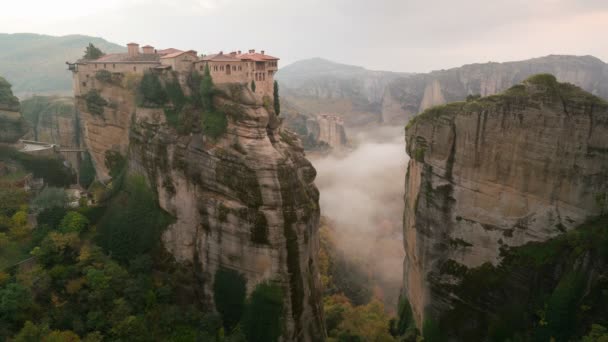 Das UNESCO-Weltkulturerbe der griechisch-orthodoxen Klöster Varlaam und Roussanou in Meteora, Griechenland — Stockvideo