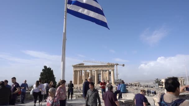 Αθήνα, Ελλάδα - 15 Νοεμβρίου 2017: τουρίστες και γιγαντιαία ελληνική σημαία στην Αθηναϊκή Ακρόπολη. — Αρχείο Βίντεο