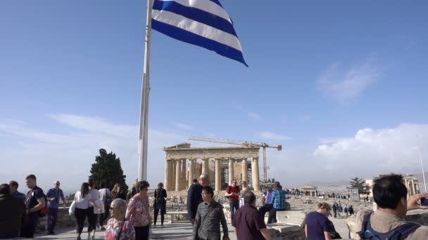 Athena, Yunani - 15 November 2017: turis dan bendera raksasa Yunani di Akropolis Athena . — Stok Video