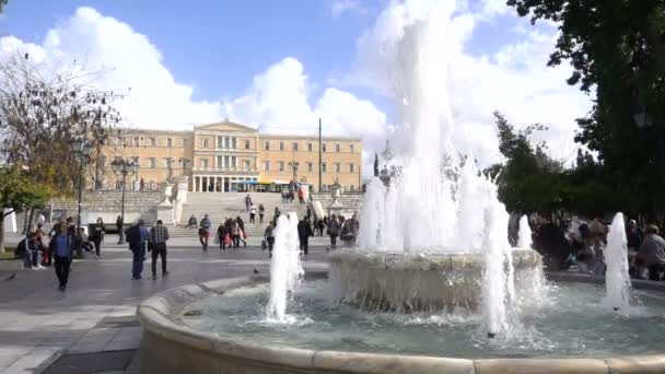 Atény, Řecko - 15 listopadu 2017: Místní obyvatele a turisty na náměstí Syntagma v Řecku s budovou řeckého parlamentu za nimi — Stock video