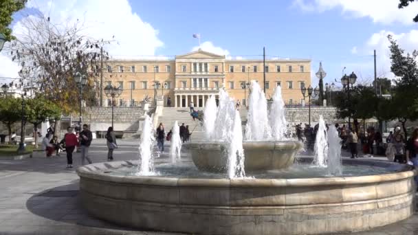 Atény, Řecko - 15 listopadu 2017: Místní obyvatele a turisty na náměstí Syntagma v Řecku s budovou řeckého parlamentu za nimi — Stock video