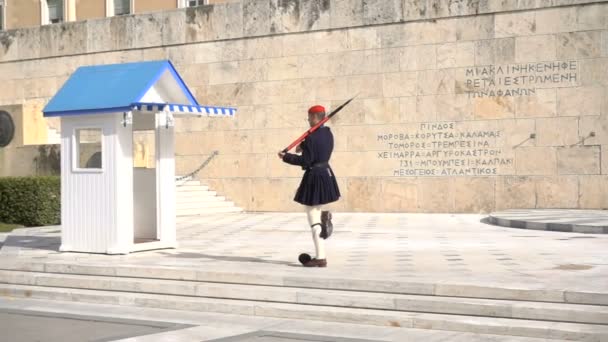 Atina, Yunanistan - 15 Kasım 2017: Greek Parliament yanındaki meçhul asker Anıtı önünde Cumhurbaşkanlığı Muhafız Syntagma Meydanı değiştirme. — Stok video