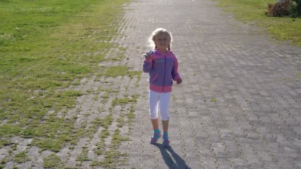 Κρατώντας ένα χαρταετό κορίτσι — Αρχείο Βίντεο