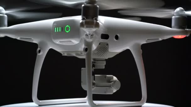 Quadrocopter tourne sur la plaque tournante — Video