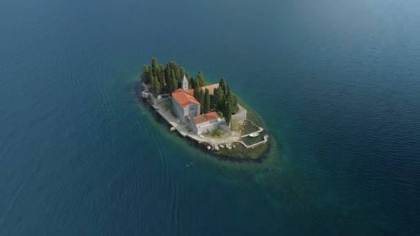 Luchtfoto van St. George-eiland in de buurt van Perast — Stockvideo