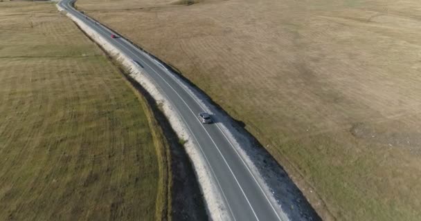 Vista aérea de um carro de luxo dirigindo na estrada do país — Vídeo de Stock