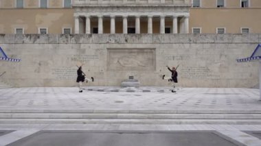 Atina, Yunanistan - 15 Kasım 2017: Greek Parliament yanındaki meçhul asker Anıtı önünde Cumhurbaşkanlığı Muhafız Syntagma Meydanı değiştirme.