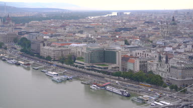 Budapeşte, Macaristan - 21 Eylül 2016: Elisabeth Köprüsü ve Parlamento Binası