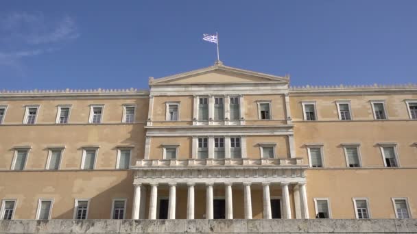 Mengibarkan bendera di gedung parlemen Yunani di Athena, Yunani — Stok Video