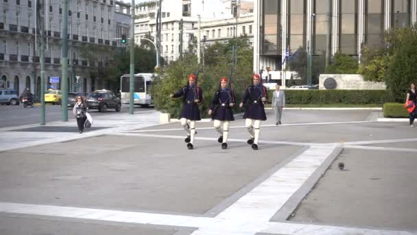 Aten, Grekland - 15 November 2017: Vaktavlösningen presidential framför monumentet av okänd soldat, bredvid det grekiska parlamentet, Syntagma torget. — Stockvideo