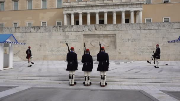 アテネ, ギリシャ - 2017 年 11 月 15 日: ギリシャの国会議事堂の横に、無名戦士の碑の前大統領警護隊のシンタグマ広場の変更. — ストック動画