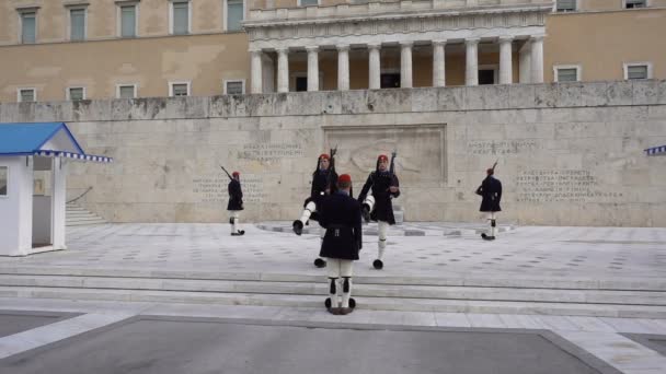 Atenas, Grécia - 15 de novembro de 2017: Mudança da guarda presidencial em frente ao Monumento do Soldado Desconhecido, próximo ao Parlamento grego, Praça Syntagma . — Vídeo de Stock