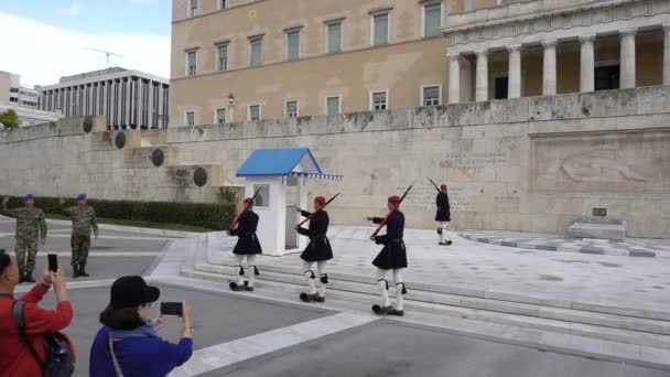 Atény, Řecko - 15 listopadu 2017: Změna prezidentské gardy u pomníku neznámého vojína, vedle řeckého parlamentu, Syntagma square. — Stock video