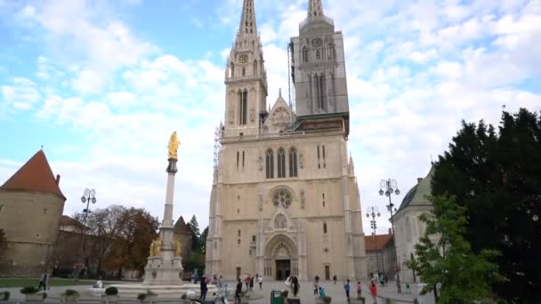Zagreb, Croácia - 20 de setembro de 2016: turistas perto da Catedral de Zagreb — Vídeo de Stock