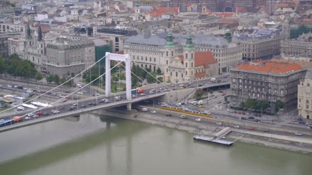 Budapest, Hongarije - 21 September 2016: Elisabeth brug tussen Boeda en Pest over de rivier de Donau — Stockvideo
