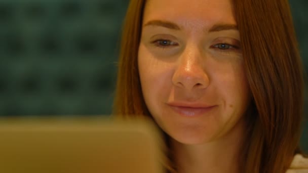 Mujer linda usando un cuaderno en un café — Vídeos de Stock