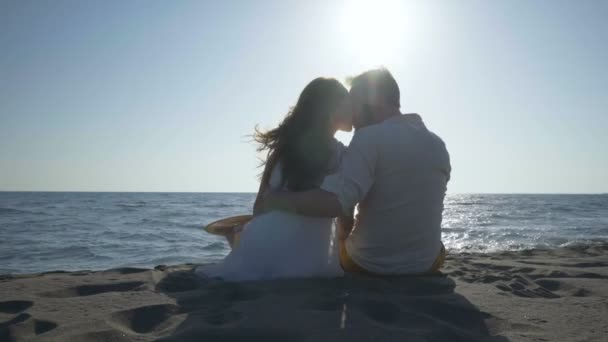 Casal sentado na praia e olhando para o mar — Vídeo de Stock