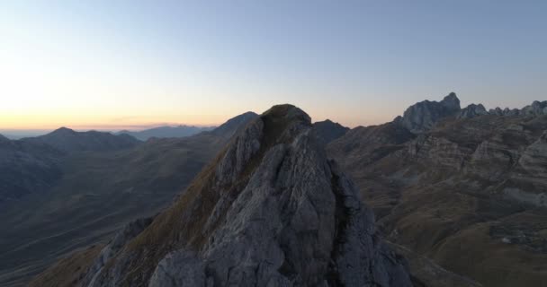 Flug über die Gipfel der Berge nach Sonnenuntergang — Stockvideo