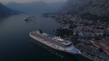 Kotor, Karadağ - 28 Ekim 2019: Yolcu gemileri Norveç Ruhu ve Norveç Yıldızı limanda, havadan.