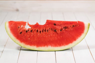 Beyaz arka planda ısırık dilim karpuz
