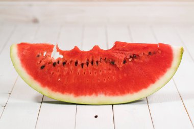 Beyaz arka planda ısırık dilim karpuz