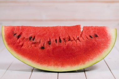bir dilim karpuz beyaz zemin üzerine