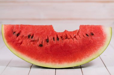 Beyaz arka planda ısırık dilim karpuz